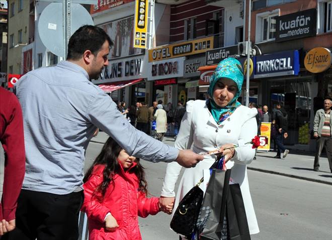 Nutku Akından 3 Bin Karanfilli Kadınlar Günü Kutlaması