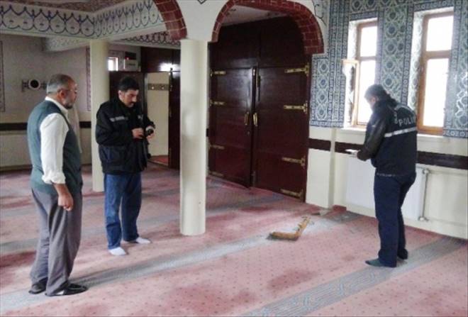 Bir Gecede Üç Cami Soyuldu