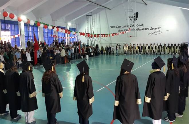 Hüseyin Cahit Korkmaz Mesleki ve Teknik Anadolu Lisesi mezunlarını verdi