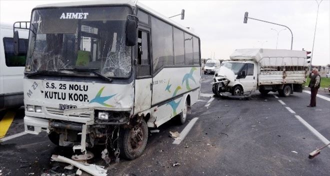 Öğrenci servisi iki kamyonete çarptı: 12 yaralı