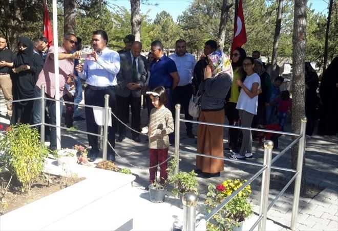 Vali Aykut Pekmez Şehit Ömer Halisdemir´in mezarını ziyaret etti