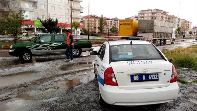 Aksaray´da TIR Kamyonete Çarptı: 2 Yaralı