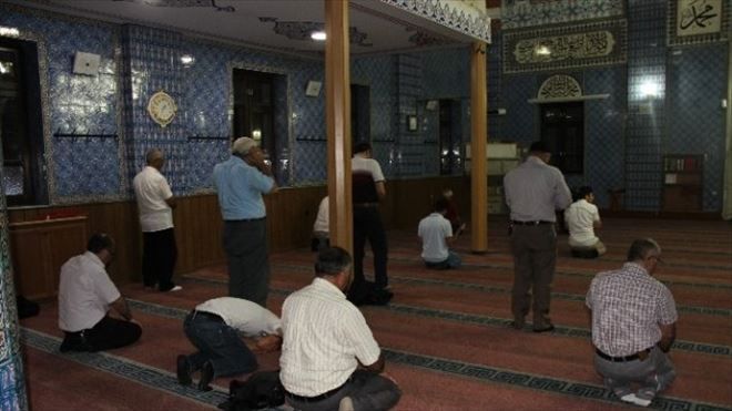 Vatandaşlar Camide Namaz Kılıp Dua Etti