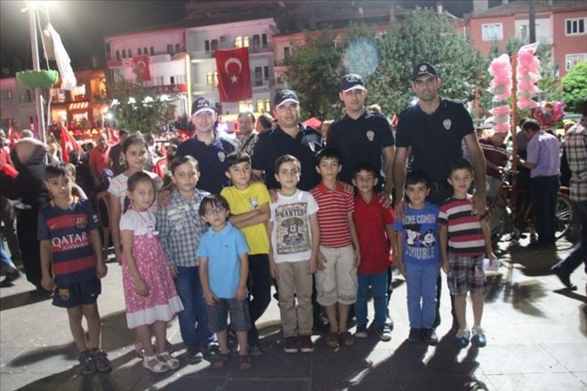 Polis Vatandaş El Ele Demokrasi Nöbetinde