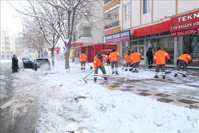 Belediye Karla Mücadeleyi Gece Gündüz Sürdürüyor