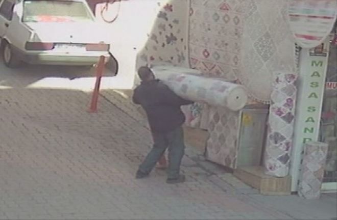 Halıyı önce okşadı, sonra çaldı