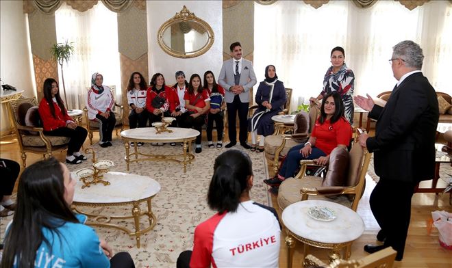 Şampiyon Sporcular Vali Konağında ağırlandı