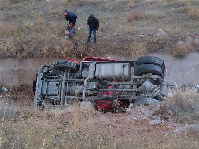 Aksaray´da Virajı Alamayan Tır Kanala Uçtu