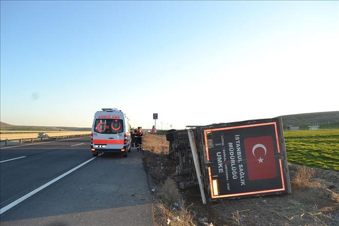 UMKE Tırı Devrildi 2 Kişi Yaralandı