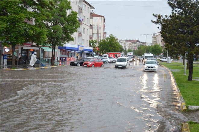 Aksaray´da Bir Anda Yağan Sağnak Yağış Hayatı Olumsuz Etkiledi