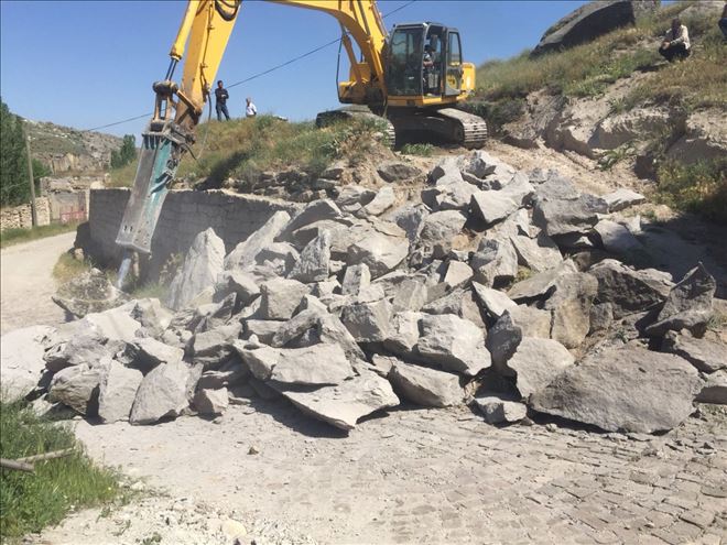 Aksaray Belisırma Köyüne Kaya Düştü; Allah Korudu Can Kayıbı Yok