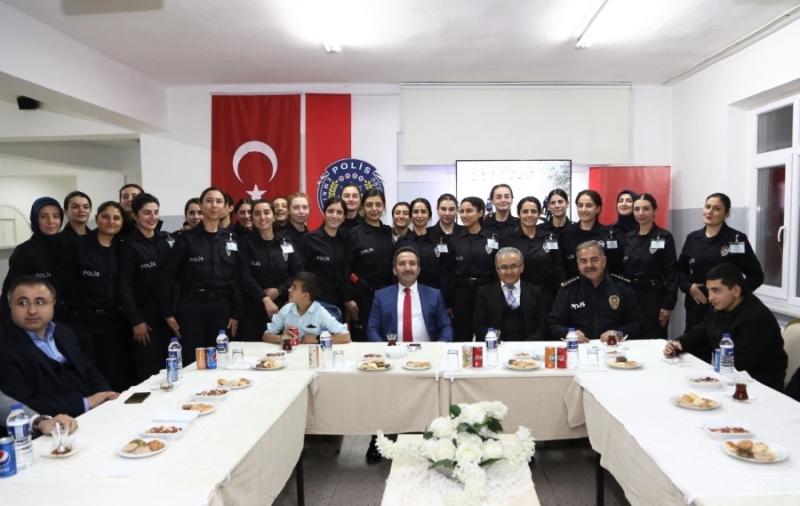 Aksaray Valisi Polis Adayları ve Sevgi Evlerinden Kalanlar İle Bir Araya Geldi