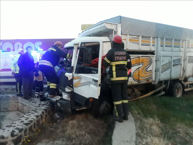 TIR İle Kamyonet Çarpıştı;2 Kişi Yaralandı