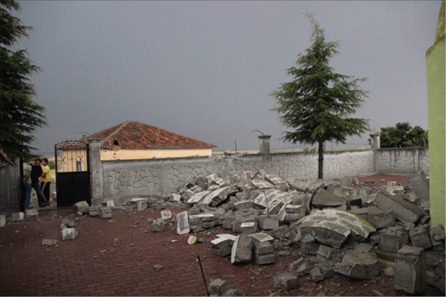 Fırtına caminin minaresini yıktı
