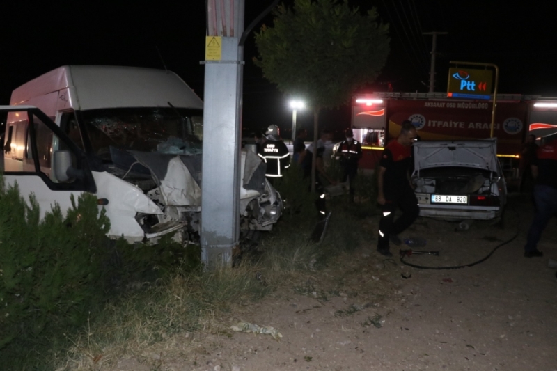 Aksaray da Minibüs ile otomobil çarpıştı 6 kişi yaralandı