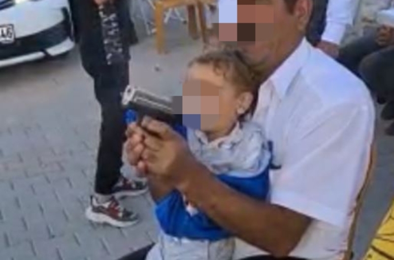 2 yaşındaki torununa silahla ateş ettirdi