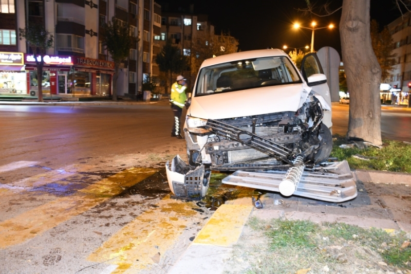 Hava yastığı sayesinde kazayı yara almadan atlattı