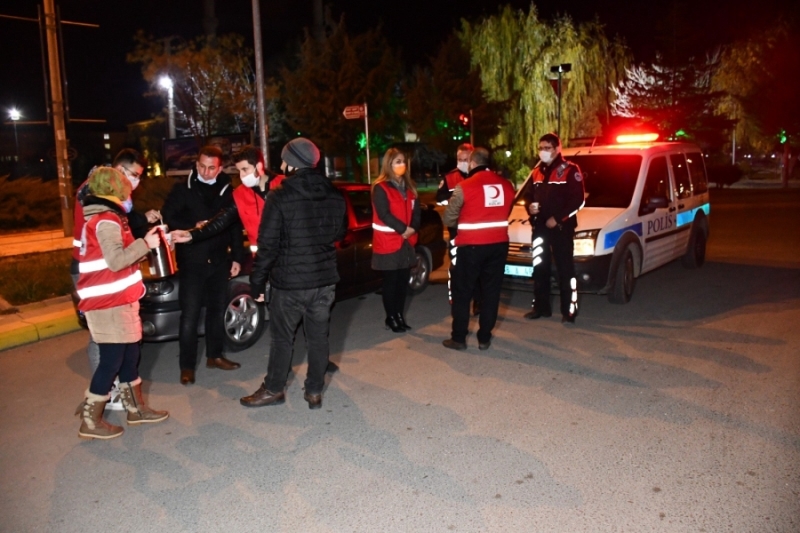 Aksaray Polisine Kızılay ekibi gece ikramlarda bulundu 