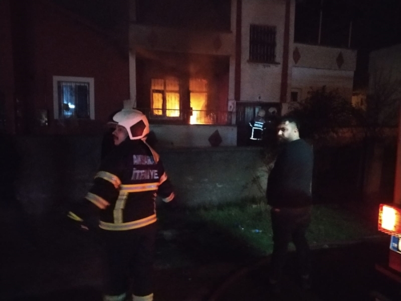 Aksaray’da Gece Çıkan Ev Yangını Mahalle Halkını Korkuttu