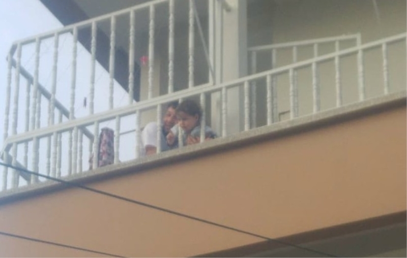 Kafası Balkon Demirine Sıkışan Çocuğu İtfaiye Ekibi Kurtardı