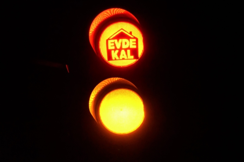 Aksaray’da Trafik Işıkları İle ‘Evde Kal’ Çağrısı Yapıldı