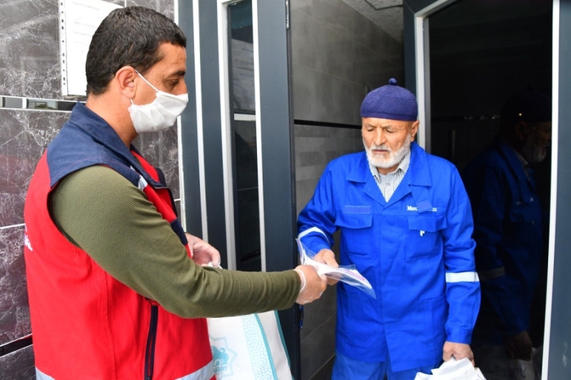 Aksaray Belediyesi Kapı Kapı Dolaşıp Ücretsiz Maske Dağıtıyor