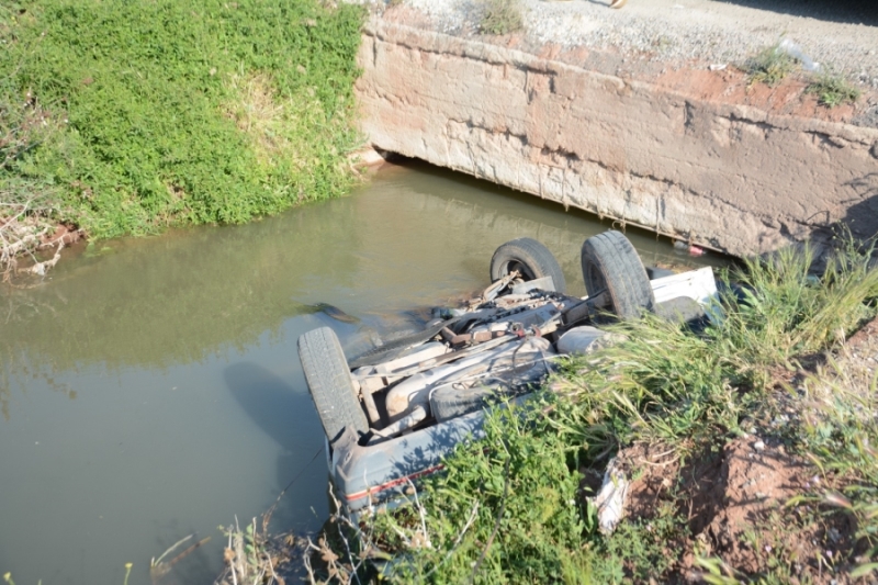 Aksarayda Virajı alamayan sürücü otomobille kanala düştü: 1 ölü