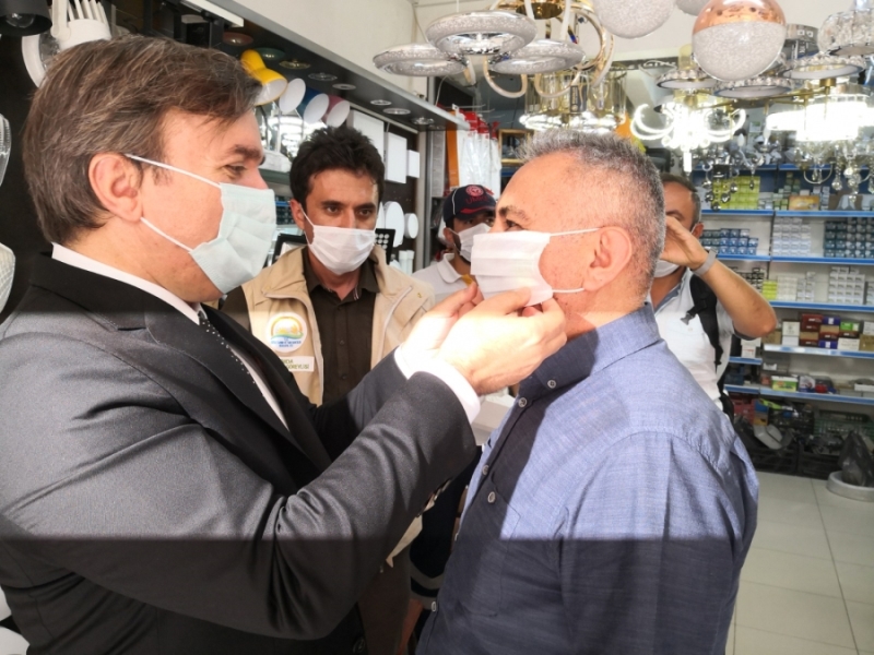 Vali Aydoğdu vatandaşlara bir bir maske taktı