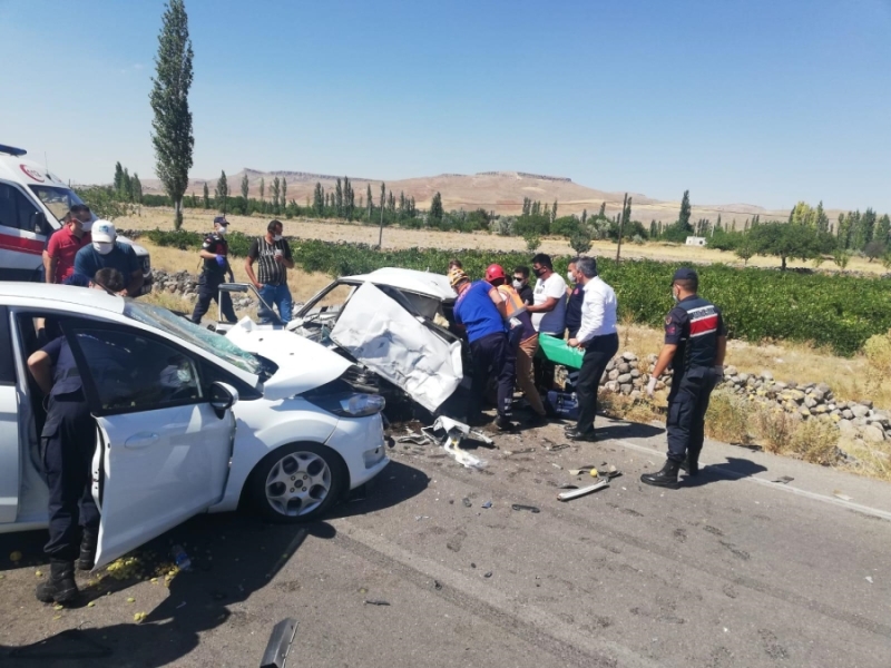 Aksaray’da iki otomobil kafa kafaya çarpıştı: 1’i ağır 4 yaralı