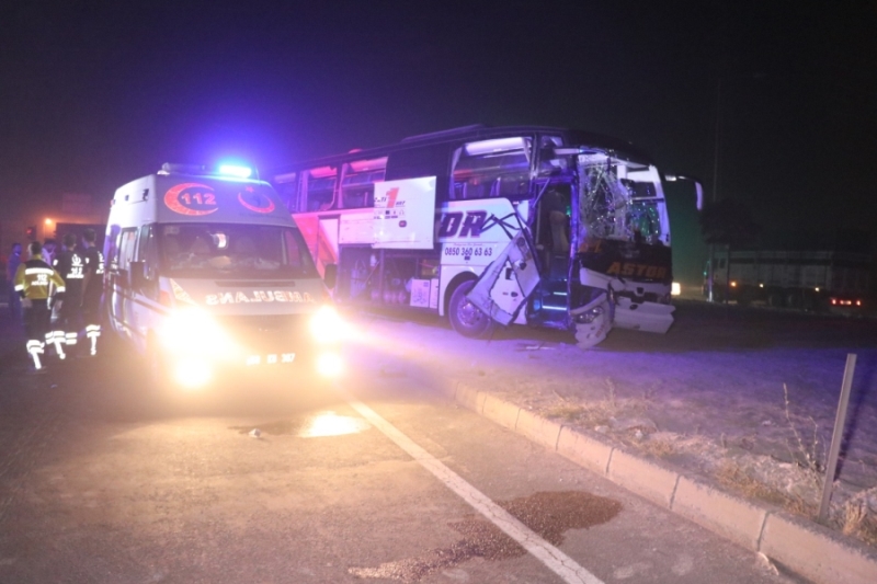 Aksaray’da otobüs ile tır çarpıştı: 4 yaralı