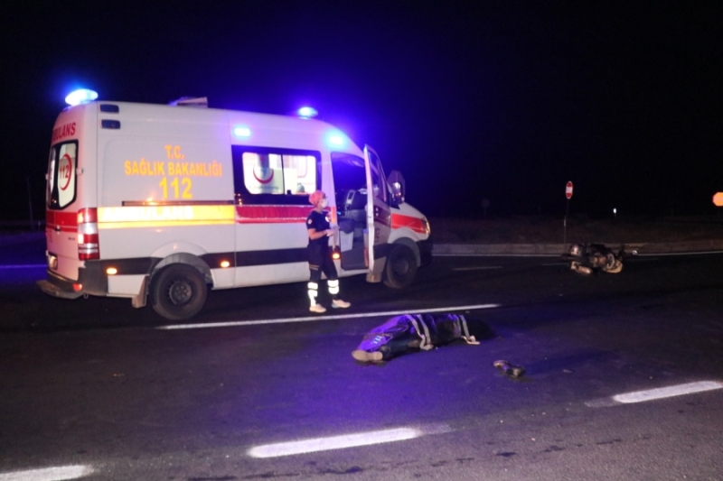 Aksarayda Otomobil motosiklete çarptı: 1 ölü