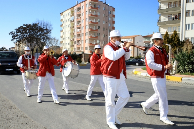 Aksaraylı Vatandaşlar Sokak Konserleri İle Eğleniyor 