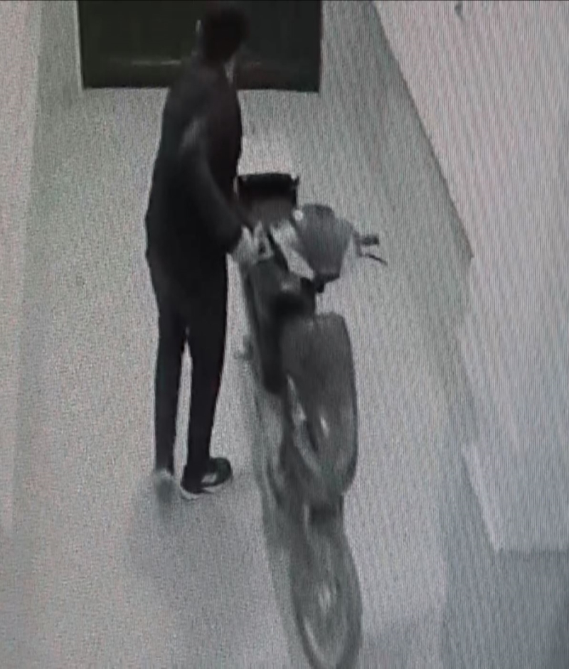 Elektrikli bisikleti çalan hırsız güvenlik kamerasına yakalandı