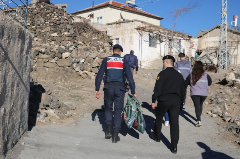 Aksaray Jandarması Kapı Kapı yardım Dağıttı