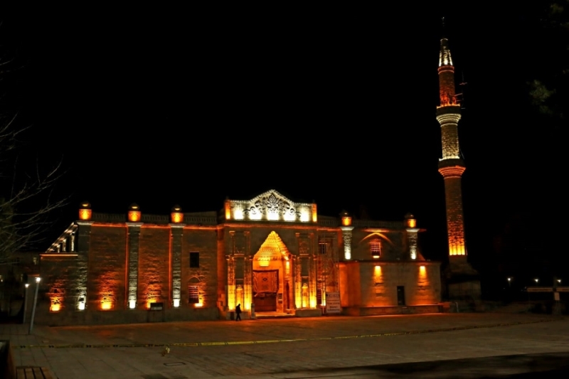 TARİHİ ULU CAMİ’DE YAPILAN IŞIKLANDIRMA ÇALIŞMALARI TAMAMLANDI