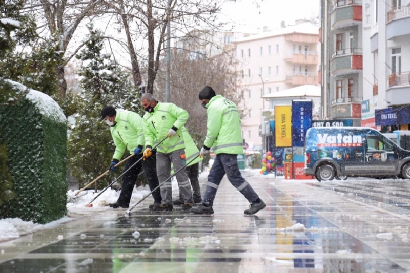 Aksaray Belediyesi ekipleri kentin dört bir yanında karla mücadele çalışması yaptı