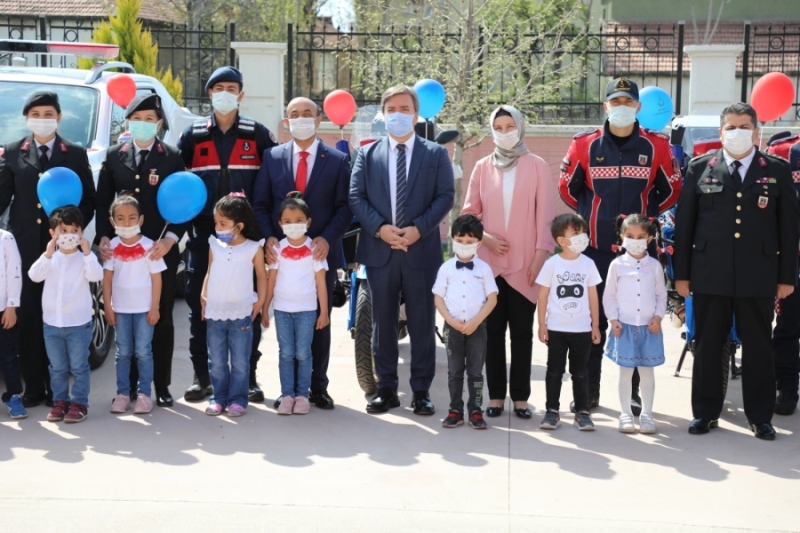 Jandarma’dan özel çocuklara 23 Nisan Ulusal Egemenlik ve Çocuk Bayramı sürprizi