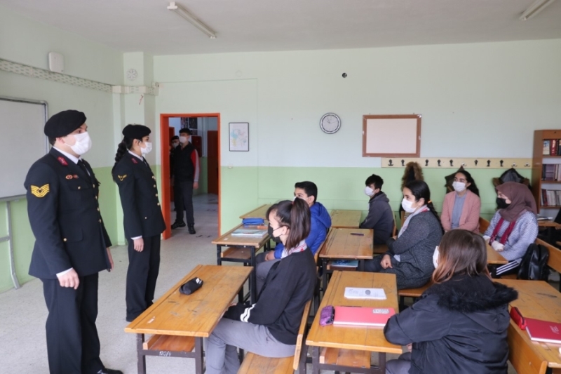 Aksaray Jandarmasından Kitap Bağışında Bulunuldu