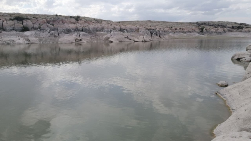 Mamasın Barajında suyun çekilmesiyle kayalıklar ortaya çıktı