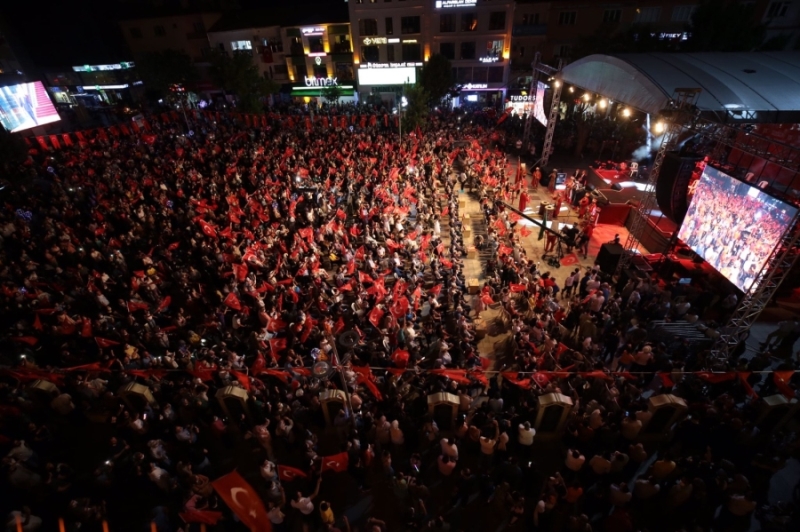 15 Temmuz Demokrasi ve Milli Birlik Günü dolayısıyla Aksaraylılar meydanı tıklım tıklım doldurdu