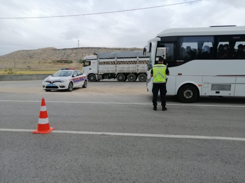 Aksaray jandarması yolcu taşıyan araçları denetledi