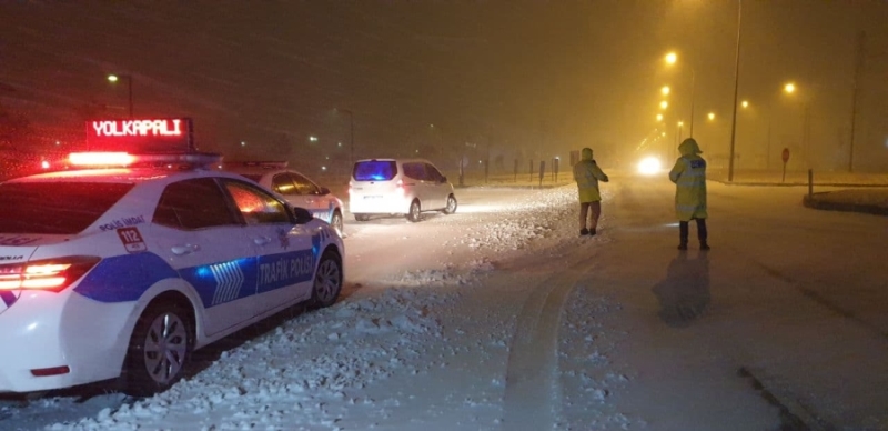Aksaray’da kar ve tipi nedeniyle tüm yollar trafiğe kapatıldı