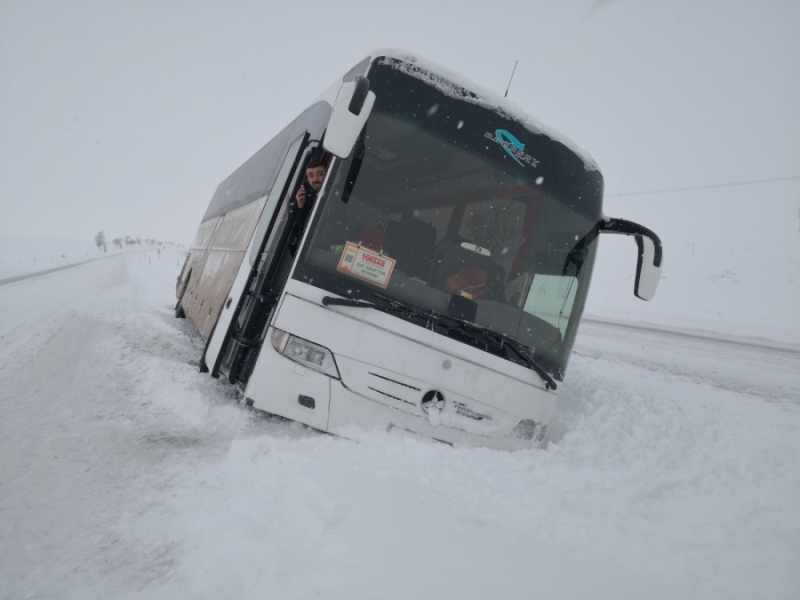 Kardan Kayarak Şarampole Düşen Otobüs Vinç Yardımı İle Çıkarıldı