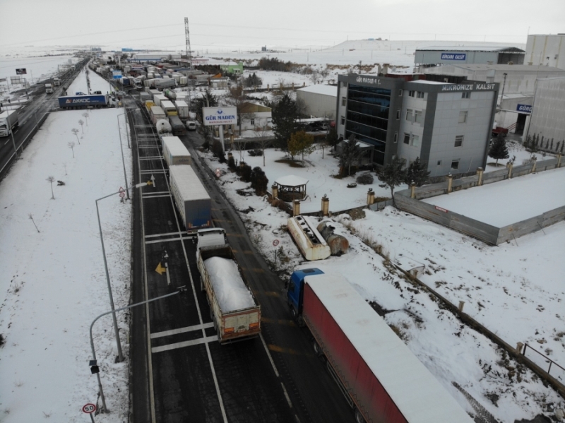 Aksaray  Adana karayolunda bulunan tesisler tır ve araçlarla adeta doldu taştı. 