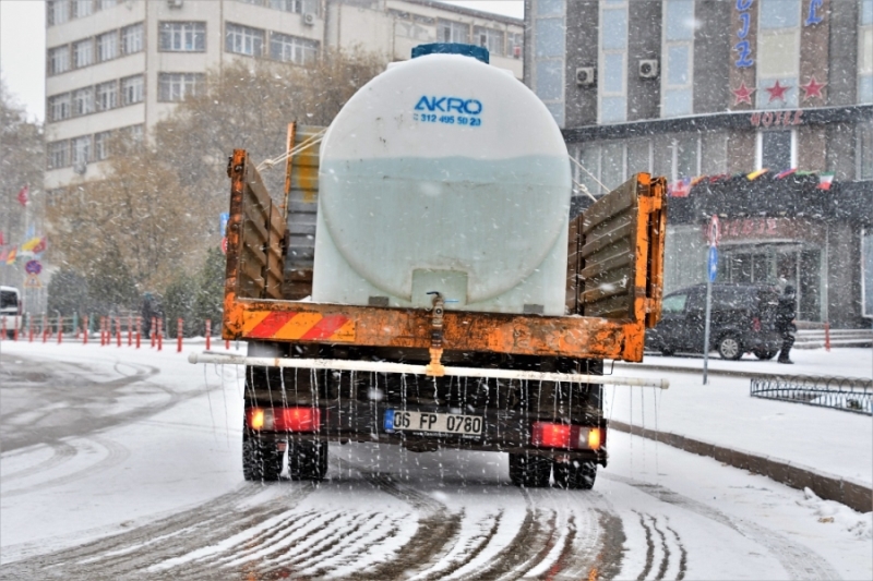 Aksaray Belediyesi Ekipleri Buzlanmaya Karşı Yol Ve Kaldırımlarda Solüsyon Çalışmasını Sürdürüyor