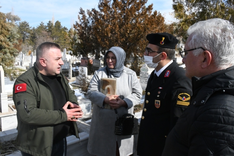 Şehit Jandarma Astsubay Çavuş Memiş Arıbaşın Mezarı jandarma tarafından yeniden yapıldı