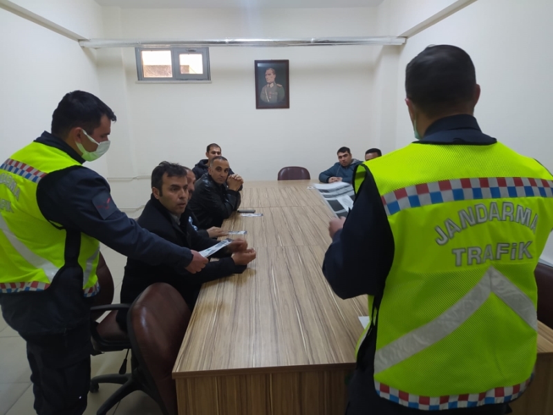 Jandarma Aksaray T Tipi Kapalı Cezaevi Müdürlüğünde görevli ring aracı şoförlerine trafik güvenliği eğitimi verildi