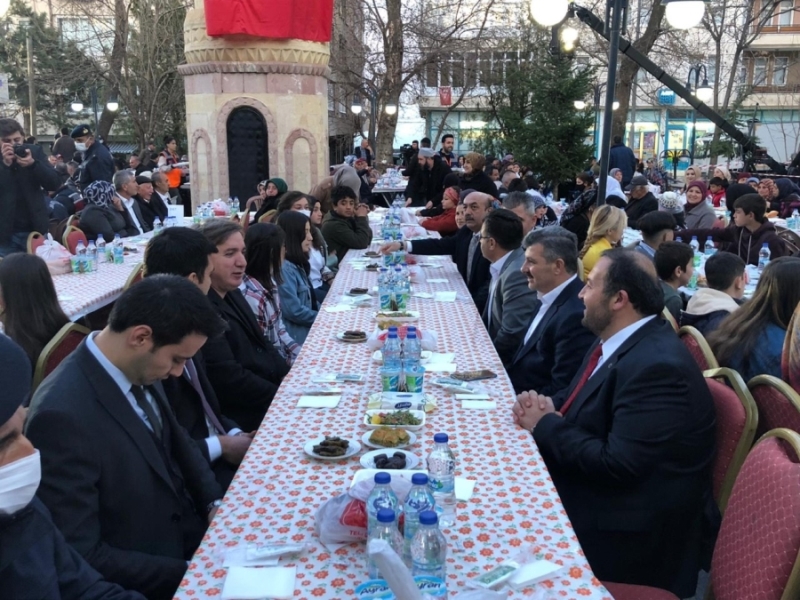Sarıyahşi’de organize edilen iftar programına katılan Başkan Altınsoy, tüm vatandaşları tek tek ziyaret ederek ha