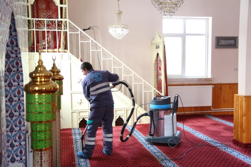 Aksaray belediyesi cami temizliğini Ramazan-ı Şerif