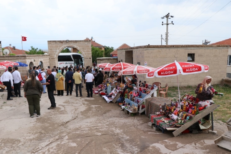 Tezgâh başında ördükleri el işleri ile ailelerine katkı sağlıyorlar